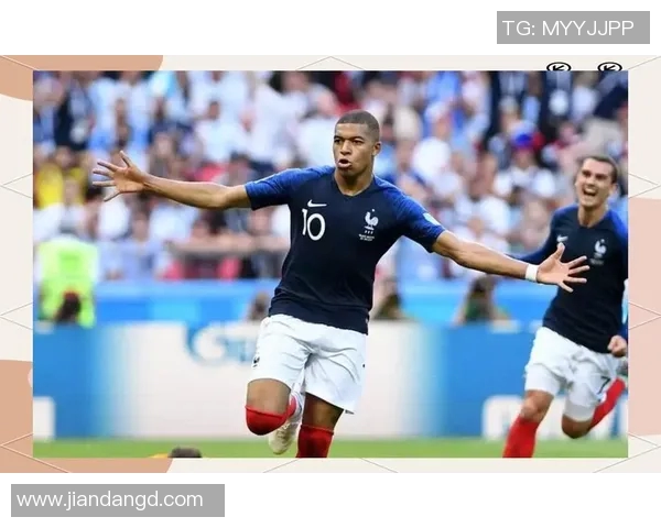 柏林足球明星盘点：那些在绿茵场上闪耀的传奇人物与新星